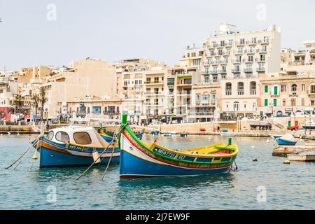 Bateaux de pêche colorés dans la baie de Spinola à Malte vus en avril 2022. Banque D'Images