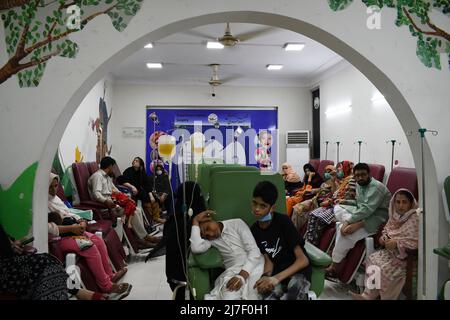 7 mai 2022, Lahore, Punjab, Pakistan: L'enfant pakistanais atteint de la thalassémie étant traité par transfusion sanguine au Centre de la Fondation Sundas comme l'a observé la Journée mondiale de la thalassémie à lahore le samedi 07,2022 mai. La thalassémie est une maladie génétique du sang que les patients ne peuvent pas produire suffisamment d'hémoglobine, la substance dans les globules rouges qui transportent l'oxygène des poumons.la Journée mondiale de la thalassémie est célébrée chaque année le 8th mai car le Centre de thalassémie compte plus de huit enfants victimes de la thalassémie lakh. (Credit image: © Rana Sajid Hussain/Pacific Press via ZUMA Press Wire) Banque D'Images