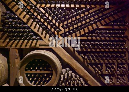 Étagères en bois avec bouteilles de vin Banque D'Images