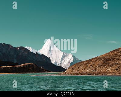 le mont yangmaiyong (ou jampayang en langue tibétaine) et le lac boyongcuo sous le ciel bleu en yading, comté de daocheng, province du sichuan, chine Banque D'Images