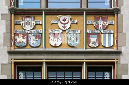 Halle S Landgericht 6440 erbaut 1901-05 linkes Wappenfenster an der Südseite mit Stadtwappen der damals zugehörigen Amtsgerichtsorte Ausschnitt Banque D'Images