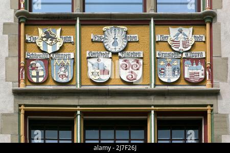 Halle S Landgericht 6442 erbaut 1901-05 rechtes Wappenfenster an der Südseite mit Stadtwappen der damals zugehörigen Amtsgerichtsorte Ausschnitt Banque D'Images