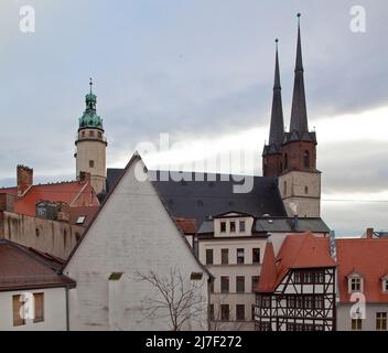 Halle S Marktkirche 78656 Türme und Dach Ansicht von Norden über die Häuser der Altstadt Liens Hausmannstürme rechts Blaue Türme Hauptbauzeit 15 u 16 Banque D'Images