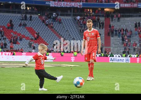 Munich, Allemagne. 08th mai 2022. Joshua KIMMICH (FC Bayern Munich) joue au football avec son fils. Football 1st saison Bundesliga 2021/2022, 33.match, matchday33. FC Bayern Munich-VFB Stuttgart 2-2 le 8th mai 2022, ALLIANZARENA Munich. Credit: dpa/Alay Live News Banque D'Images