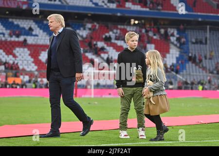 Munich, Allemagne. 08th mai 2022. Oliver KAHN (Président de la direction FCB) avec le football des enfants saison 1st Bundesliga 2021/2022, 33.match day, matchday33. FC Bayern Munich-VFB Stuttgart 2-2 le 8th mai 2022, ALLIANZARENA Munich. Credit: dpa/Alay Live News Banque D'Images