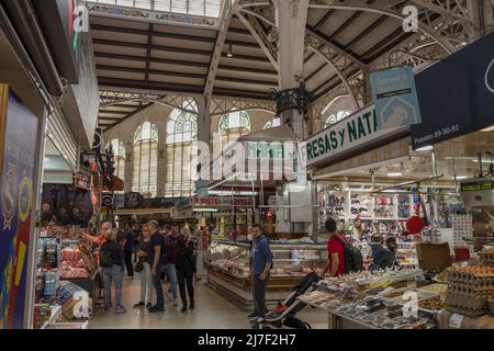 VALENCE, ESPAGNE - MAI 3 2022 - le marché historique plein de clients, mecado central avec plus de 1200 stands avec des produits frais Banque D'Images