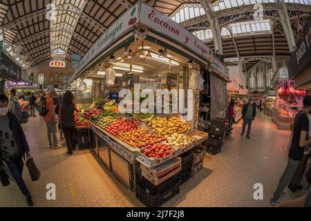 VALENCE, ESPAGNE - MAI 3 2022 - le marché historique plein de clients, mecado central avec plus de 1200 stands avec des produits frais Banque D'Images