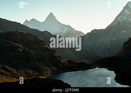 mont jampayang (ou yangmaiyong) et lac boyongcuo dans le parc national de yading, comté de daocheng, province du sichuan, chine Banque D'Images