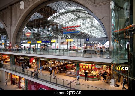 Leipzig Hauptbahnhof Blick von Süden in die Bahnsteighalle und auf die beiden Shopping-Ebenen 11.7.2007 Querformat 0571 Banque D'Images