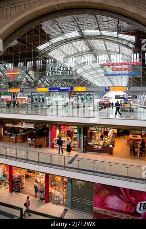 Leipzig Hauptbahnhof Blick von Süden in die Bahnsteighalle und auf die beiden Shopping-Ebenen 11.7.2007 Hochformat 0573 Banque D'Images