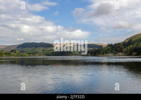 Vue sur le réservoir de Pontstidill et sur le hangar à bateaux dans les balises centrales de Brecon, le jour ensoleillé de mai Banque D'Images