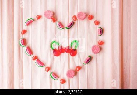 Forme de coeur en été et atmosphère de jeunesse faire avec des haricots en gelée en forme de fruit Banque D'Images