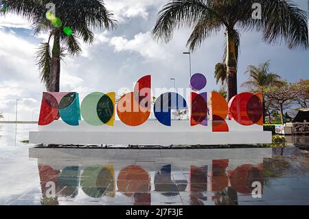 FUNCHAL, ÎLE DE MADÈRE - 20 février 2022 : paysage urbain, remblai. Rue de la ville de Funchal avec pluie. Île de Madère Banque D'Images