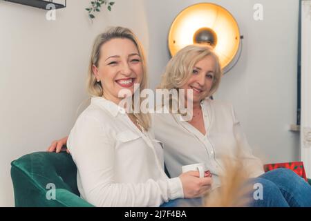 fille adulte et sa mère heureuse et mature, heureuse, regardant l'appareil photo et souriant ensemble. Photo de haute qualité Banque D'Images