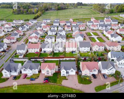 Vue aérienne de grandes maisons individuelles dans un domaine de luxe par CALA dans les cultes banlieue d'Aberdeen, Aberdeenshire, Écosse, Royaume-Uni Banque D'Images