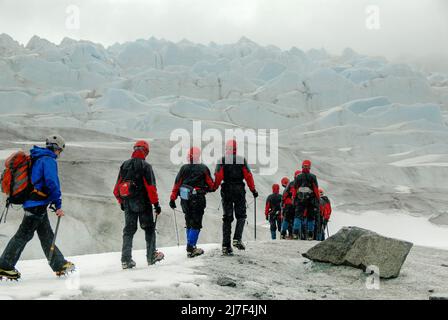Les touristes font de la randonnée sur le glacier Mendenhall, près de Juneau. Banque D'Images