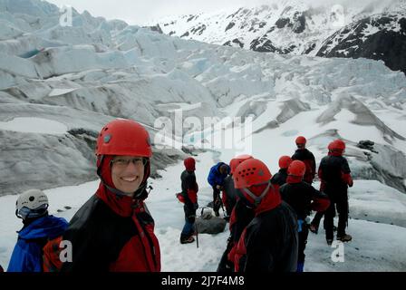 Les touristes font de la randonnée sur le glacier Mendenhall, près de Juneau. Banque D'Images