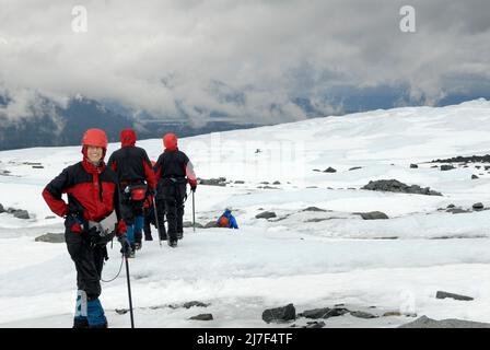 Randonnée touristique sur le glacier Mendenhall, près de Juneau. Banque D'Images