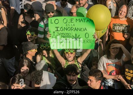 7 mai 2022, Madrid, Madrid, Espagne : La Marche mondiale de la marijuana célèbre son anniversaire de 25th ans en Espagne avec une manifestation qui, dans sa dernière édition, a réuni des milliers de personnes pour exiger la légalisation de toutes les utilisations de la marijuana et la fin de la persécution du secteur... À quelques mètres du Congrès des députés, Lorsqu'un sous-comité étudie la réglementation possible de l'usage médicinal du cannabis, la Marche mondiale de la marijuana, qui a lieu depuis 25 ans en Espagne, débutera ce samedi. Dans le dernier appel pour cette manifestation de rue, avant la pandémie, plus de 40,00 Banque D'Images