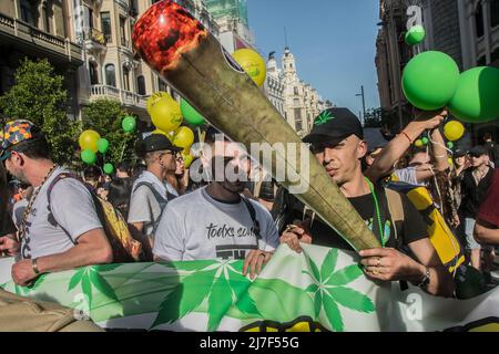 7 mai 2022, Madrid, Madrid, Espagne : La Marche mondiale de la marijuana célèbre son anniversaire de 25th ans en Espagne avec une manifestation qui, dans sa dernière édition, a réuni des milliers de personnes pour exiger la légalisation de toutes les utilisations de la marijuana et la fin de la persécution du secteur... À quelques mètres du Congrès des députés, Lorsqu'un sous-comité étudie la réglementation possible de l'usage médicinal du cannabis, la Marche mondiale de la marijuana, qui a lieu depuis 25 ans en Espagne, débutera ce samedi. Dans le dernier appel pour cette manifestation de rue, avant la pandémie, plus de 40,00 Banque D'Images