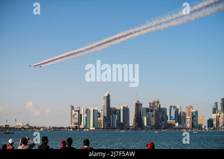 Doha, Qatar, décembre 18,2017. La parade de la Force aérienne du Qatar sur la promenade de la corniche de Doha en bord de mer pour la journée nationale du Qatar. Banque D'Images