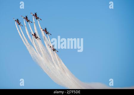 Doha, Qatar, décembre 18,2017. La parade de la Force aérienne du Qatar sur la promenade de la corniche de Doha en bord de mer pour la journée nationale du Qatar. Banque D'Images