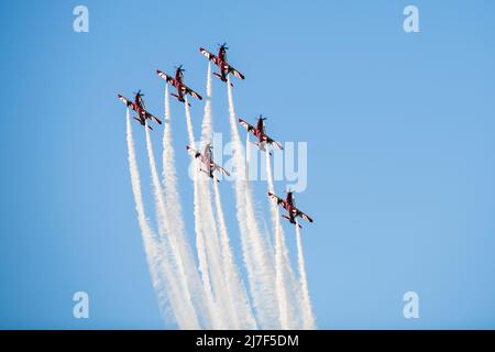 Doha, Qatar, décembre 18,2017. La parade de la Force aérienne du Qatar sur la promenade de la corniche de Doha en bord de mer pour la journée nationale du Qatar. Banque D'Images