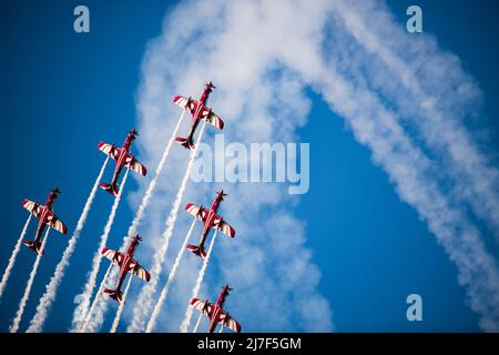 Doha, Qatar, décembre 18,2017. La parade de la Force aérienne du Qatar sur la promenade de la corniche de Doha en bord de mer pour la journée nationale du Qatar. Banque D'Images