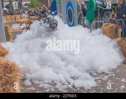 Sint Niklaas, Belgique, 05 mai 2019, lors d'une course de soapbox, un homme traverse une montagne de mousse et tout ce que nous voyons, c'est sa tête avec un casque Banque D'Images