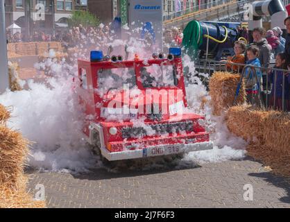 Sint Niklaas, Belgique, 05 mai 2019, un moteur d'incendie fait maison s'écrase à travers un mur de mousse lors d'une course de boîte à savon Banque D'Images