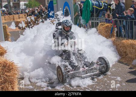 Sint Niklaas, Belgique, 05 mai 2019, Man conduit un kart personnalisé à travers une montagne de mousse lors d'une course de boîte à savon Banque D'Images