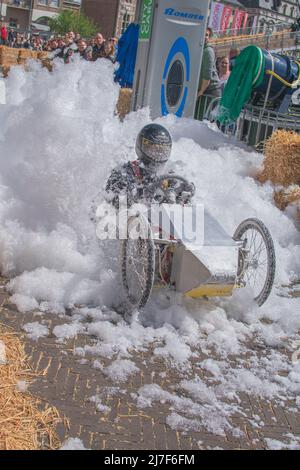 Sint Niklaas, Belgique, 05 mai 2019, prise verticale d'un véhicule fait maison avec des roues de vélo en course à travers une montagne de mousse lors d'une course de soapbox Banque D'Images