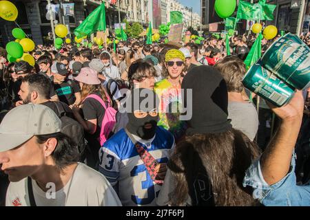 7 mai 2022, Madrid, Madrid, Espagne : La Marche mondiale de la marijuana célèbre son anniversaire de 25th ans en Espagne avec une manifestation qui, dans sa dernière édition, a réuni des milliers de personnes pour exiger la légalisation de toutes les utilisations de la marijuana et la fin de la persécution du secteur... À quelques mètres du Congrès des députés, Lorsqu'un sous-comité étudie la réglementation possible de l'usage médicinal du cannabis, la Marche mondiale de la marijuana, qui a lieu depuis 25 ans en Espagne, débutera ce samedi. Dans le dernier appel pour cette manifestation de rue, avant la pandémie, plus de 40,00 Banque D'Images