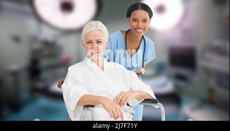 Portrait d'un jeune médecin souriant multiracial avec une femme âgée assise en fauteuil roulant à l'hôpital Banque D'Images