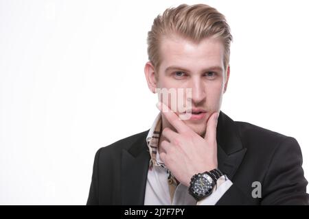 portrait d'un jeune homme d'affaires qui regarde sérieusement Banque D'Images