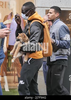 Milan, Italie, 08/05/2022, Milan, Italie. 08th mai 2022. Khaby lame avec Husky rouge les chiots marche avec des amis dans le quartier de la mode crédit: Agence de photo indépendante/Alamy Live News Banque D'Images