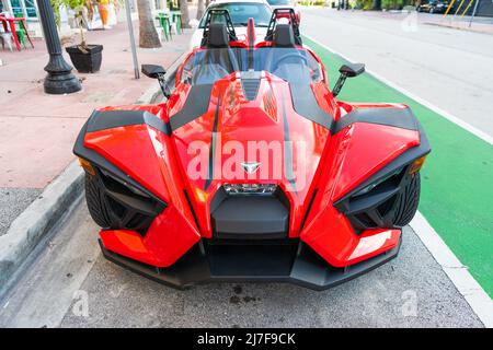 Miami Beach, Floride États-Unis - 15 avril 2021 : Red polaris Slingshot sl, vue de face. Banque D'Images