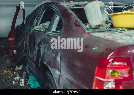 voiture détruite avec des ordures dans le parking souterrain. Photo de haute qualité Banque D'Images