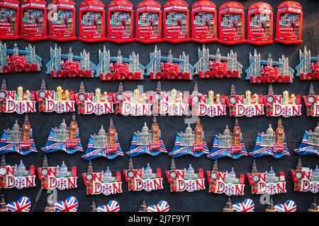 Aimants souvenir Londres pour réfrigérateur exposés au marché de Noël de Hyde Park Winter Wonderland à Londres Banque D'Images