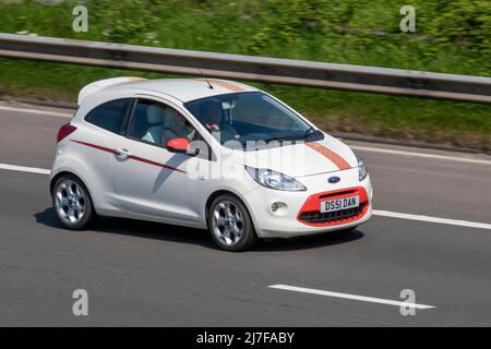 2011 blanc Ford KA Zetec 1242cc essence 2DR petite voiture urbaine ; conduite sur l'autoroute M61, Manchester, Royaume-Uni Banque D'Images