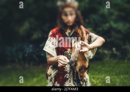 encens dans une main de femme, espace de cérémonie. Banque D'Images