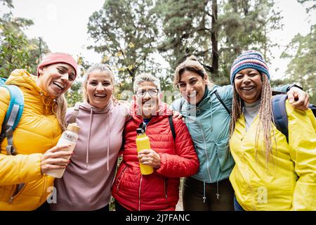 Groupe de femmes avec différents âges et origines ethniques ayant l'amusement marche dans les bois - aventure et Voyage concept de gens Banque D'Images