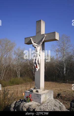 La croix en face du Szent Kereszt Kapolna, la chapelle de la Sainte Croix, Dunaharaszti, Hongrie Banque D'Images