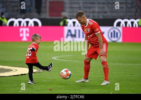 Munich, Allemagne. 08th mai 2022. Joshua KIMMICH (FC Bayern Munich) joue au football avec son fils. Football 1st saison Bundesliga 2021/2022, 33.match, matchday33. FC Bayern Munich-VFB Stuttgart 2-2 le 8th mai 2022, ALLIANZARENA Munich. Credit: dpa/Alay Live News Banque D'Images