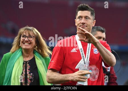 Munich, Allemagne. 08th mai 2022. Robert LEWANDOWSKI (FC Bayern Munich), Gesture, Waves, Li: Mère Iwona. Football 1st saison Bundesliga 2021/2022, 33.match, matchday33. FC Bayern Munich-VFB Stuttgart 2-2 le 8th mai 2022, ALLIANZARENA Munich. Credit: dpa/Alay Live News Banque D'Images