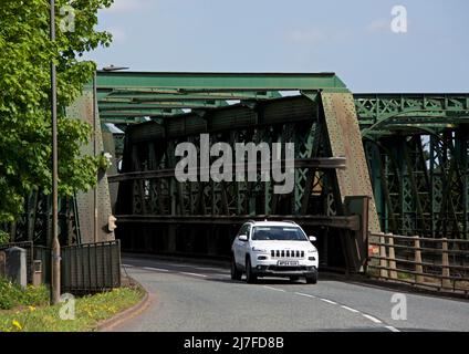 Jeep Cherokee sur le pont Keadby, enjambant la rivière Trent près d'Althorpe, North Lincolnshire, Angleterre Royaume-Uni Banque D'Images