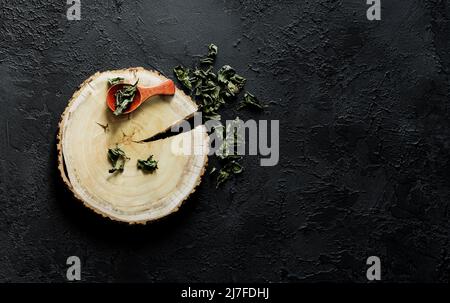 séchez la menthe sur un plateau en bois. tisane aux épices naturelles. espace de copie Banque D'Images