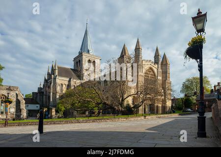 Après-midi de printemps à la cathédrale de Rochester, dans le Kent, en Angleterre. Banque D'Images