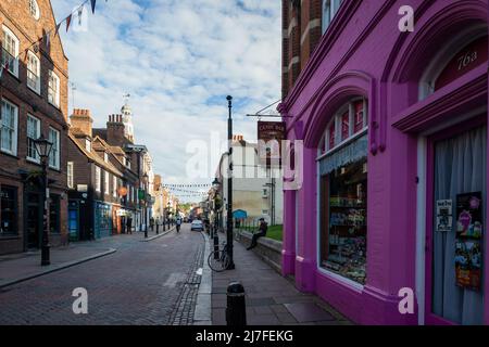 Mai après-midi sur High Street à Rochester, Kent, Angleterre. Banque D'Images