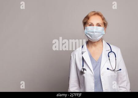 Portrait de la femme médecin senior, clinique médicale hospitalière, médecine et concept de soins de santé Banque D'Images